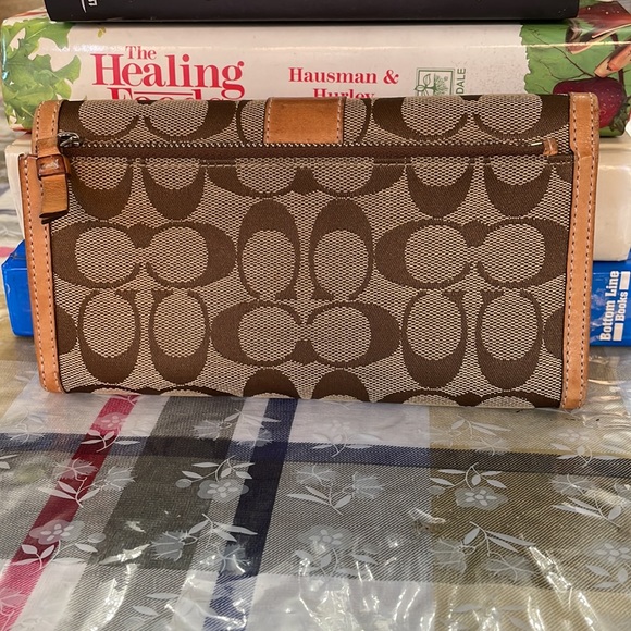 🎁PRICE REDUCED.COACH LEATHER SNAP WALLET PRELOVED CONDITION (FREE GIFT 🎁 - Picture 7 of 7